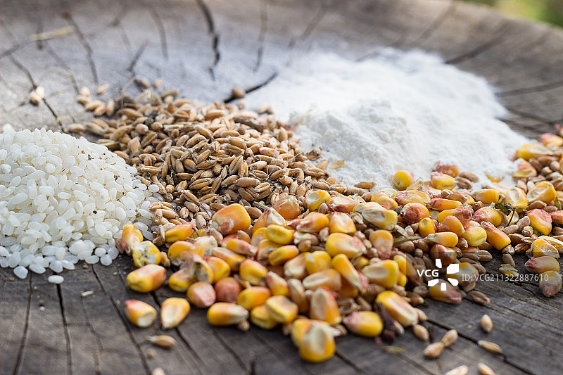 桌子上生食的特写图片素材