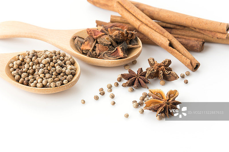 特写：勺子里的香料，白色背景图片素材