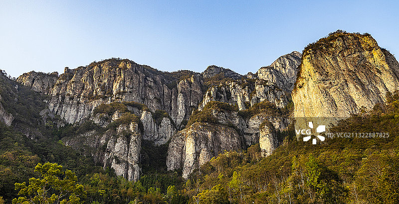 雁荡山风光：千佛岩。雁荡山最有名的景点大龙湫外有一处千佛岩。图片素材