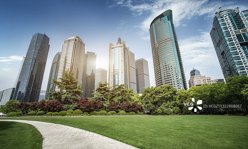 上海陆家嘴中心绿地和摩天大楼图片素材