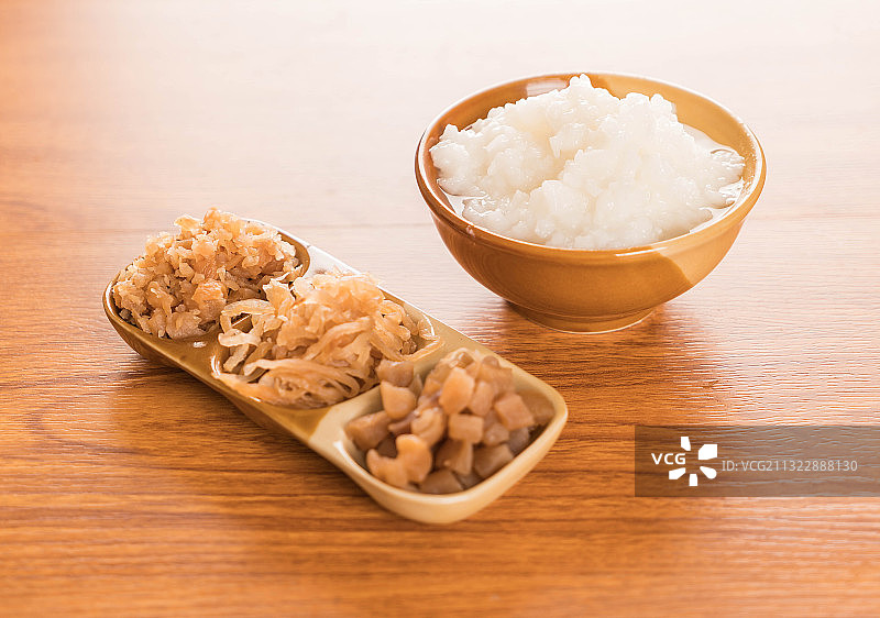 桌子上碗里的食物的特写图片素材