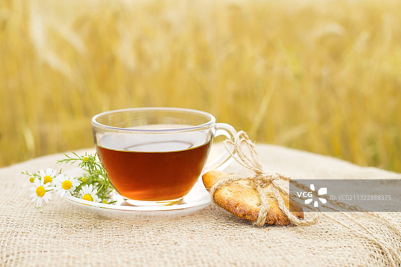 桌上的草药茶特写图片素材