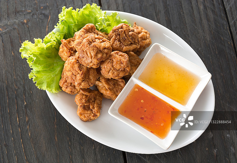 高角度的食物服务在桌子上图片素材