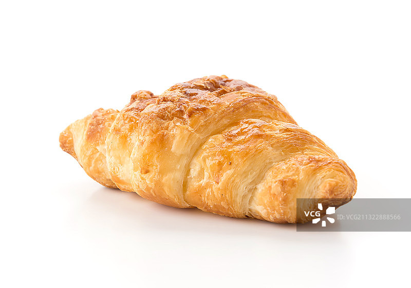 白色背景上的羊角面包特写图片素材