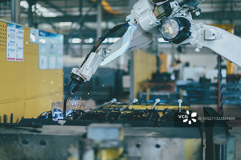 汽车生产线上的机器人图片素材