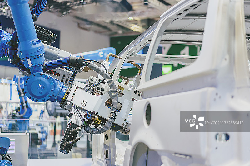 汽车生产线上的机器人图片素材