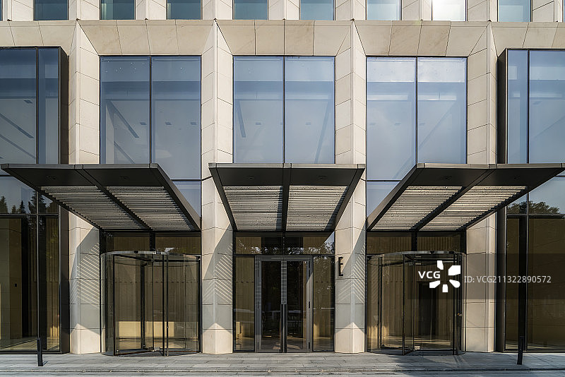 现代建筑办公楼玻璃门窗图片素材