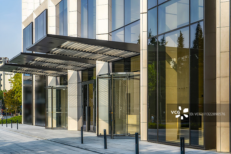 现代建筑办公楼玻璃门窗图片素材