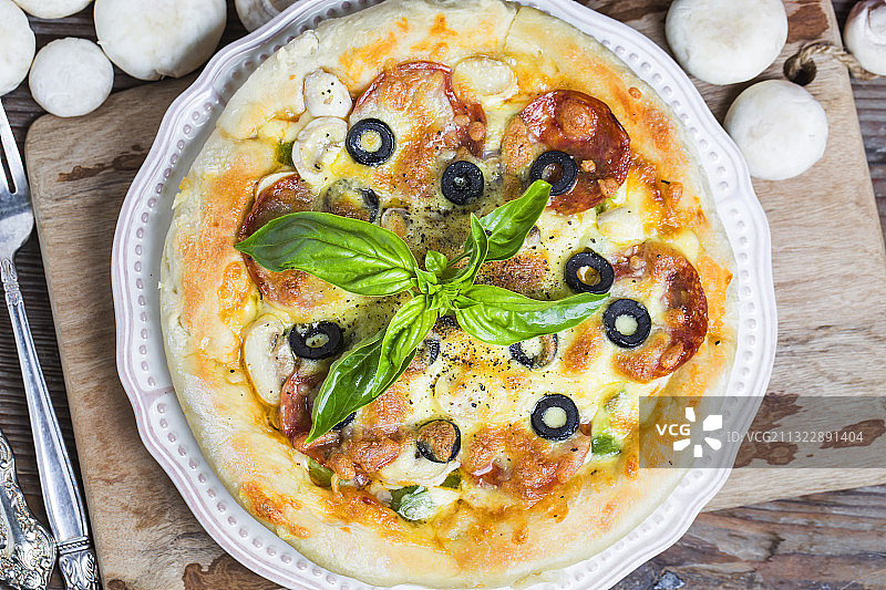 桌子上披萨的俯视图图片素材