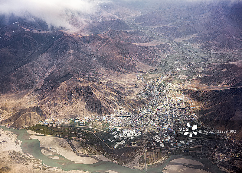 西藏航拍山南市高原河流城市雪山全景云朵图片素材