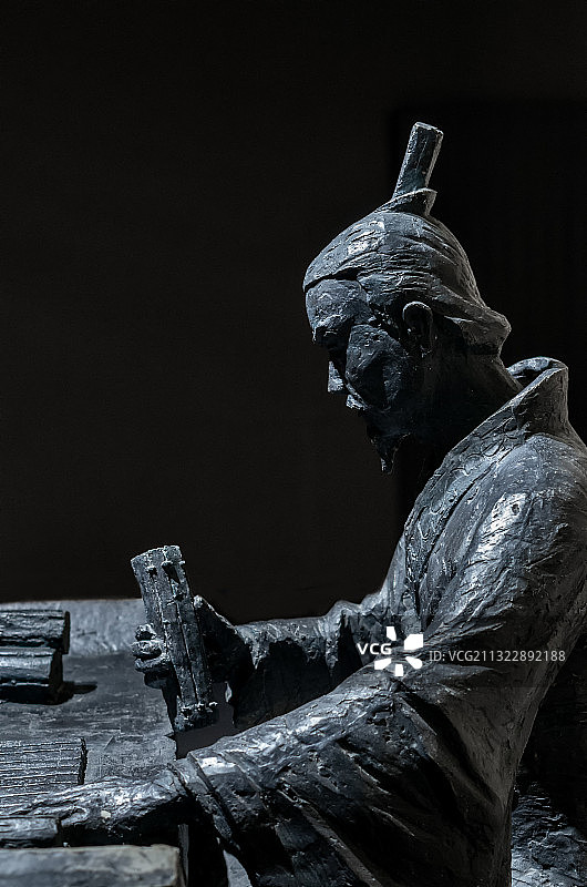 寿县博物馆西汉淮南王刘安读竹简雕塑侧视图图片素材