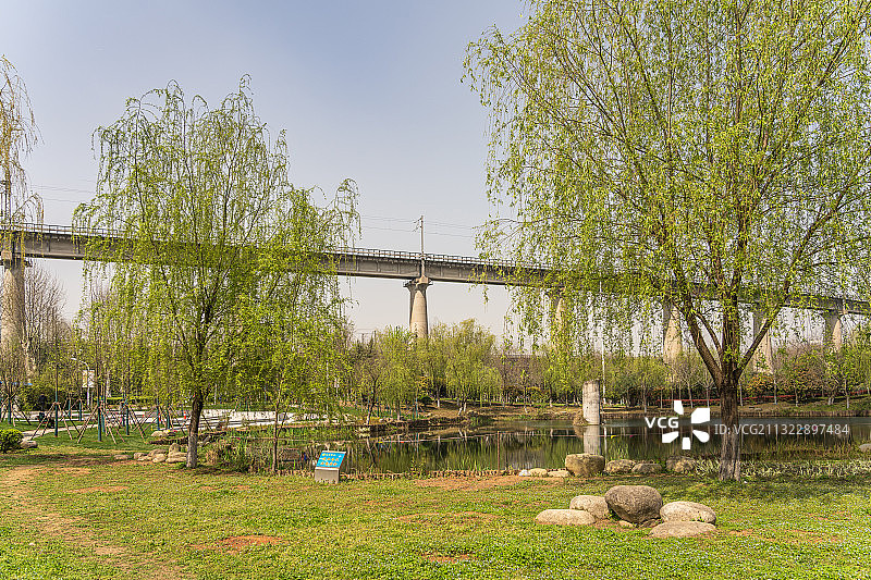湖北省武汉市青山区建十路和平大道立交桥下戴家湖公园湖心岛图片素材
