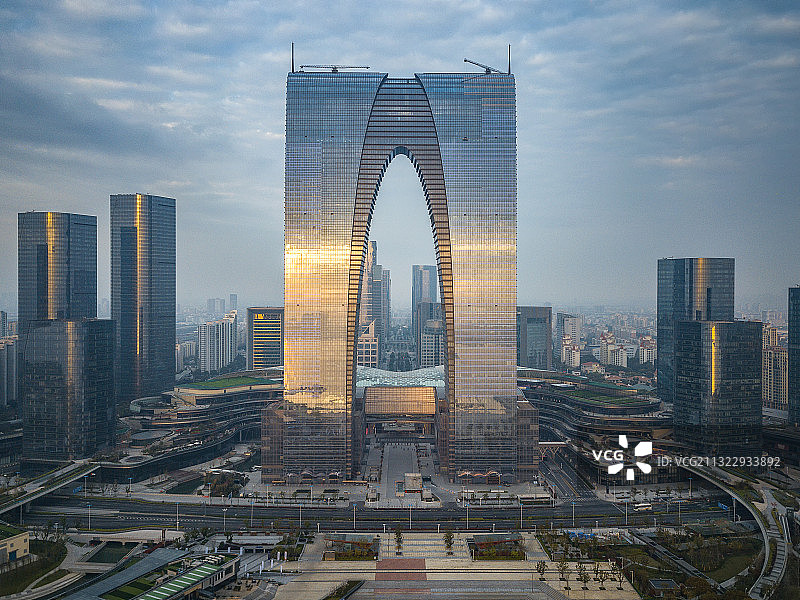 航拍苏州金鸡湖地标东方之门图片素材