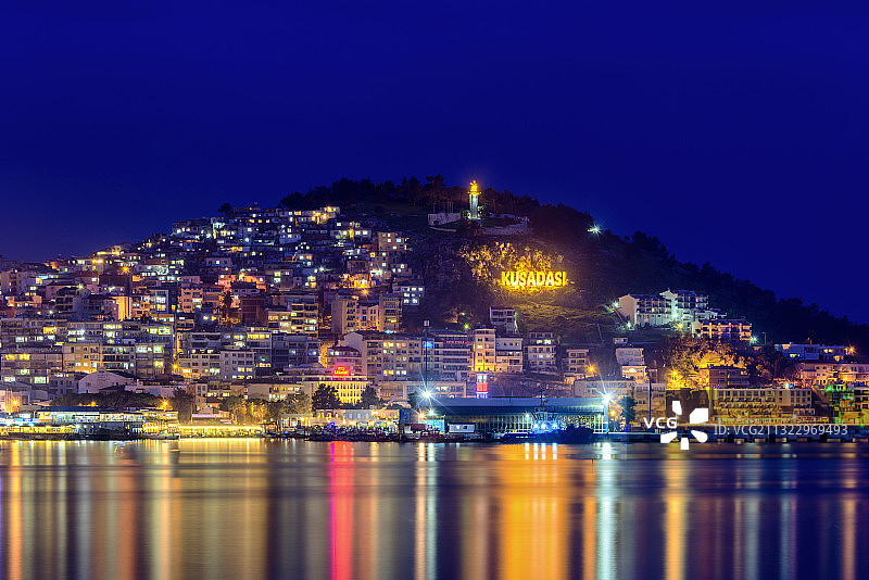 土耳其爱琴海边的度假胜地库沙达瑟夜景图片素材