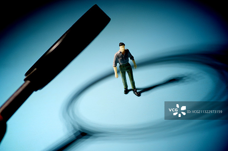 放大镜查处检查扫描危险人物图片素材