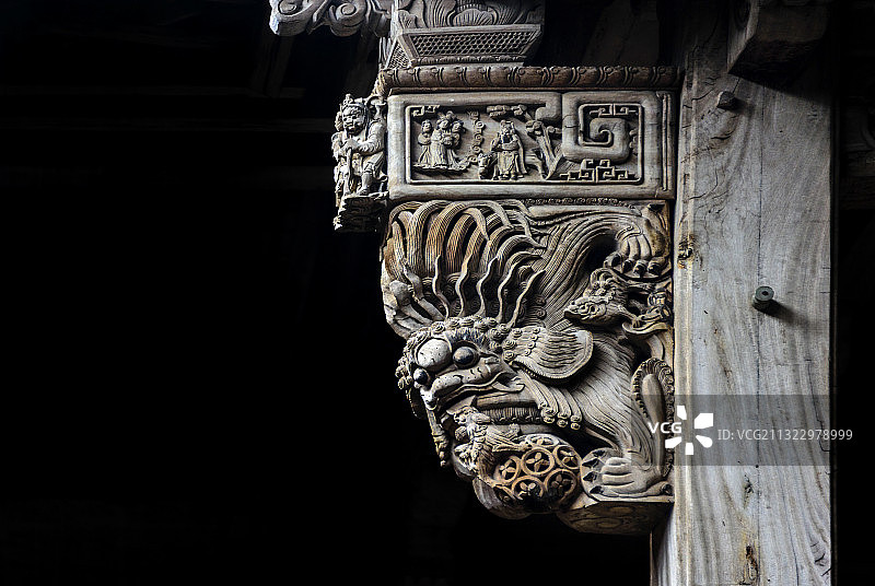 中国浙江省金华市寺平古村落百顺堂内的木雕图片素材