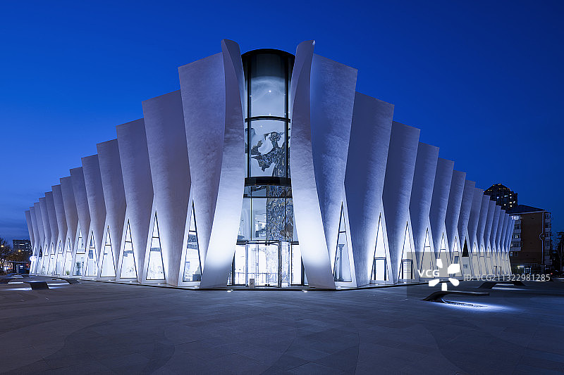 北京美克洞学馆未来感艺术建筑和门前广场图片素材