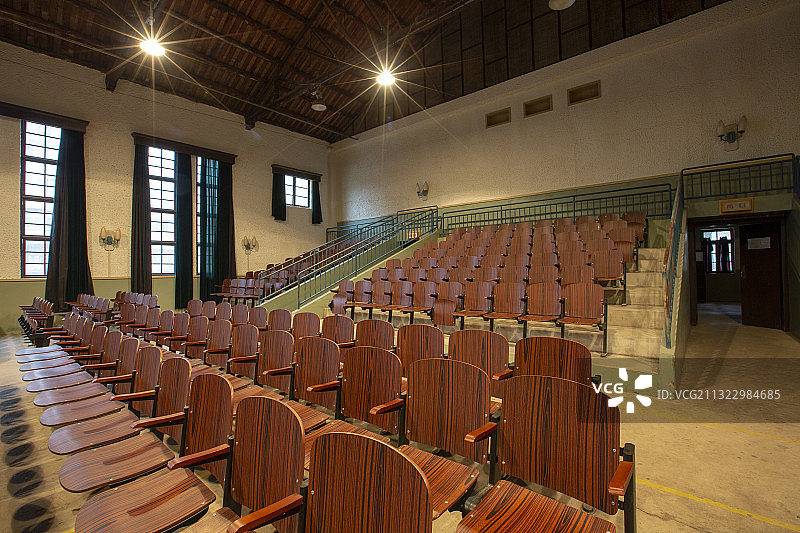 电影《你好，李焕英》取景地襄阳卫东大礼堂室内座椅图片素材