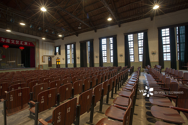 电影《你好，李焕英》取景地襄阳卫东大礼堂室内座椅图片素材