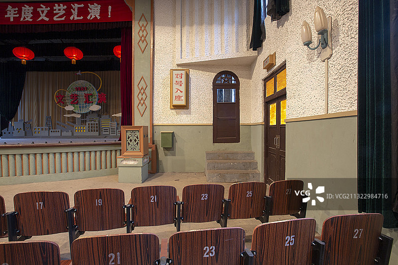 电影《你好，李焕英》取景地襄阳卫东大礼堂室内座椅图片素材