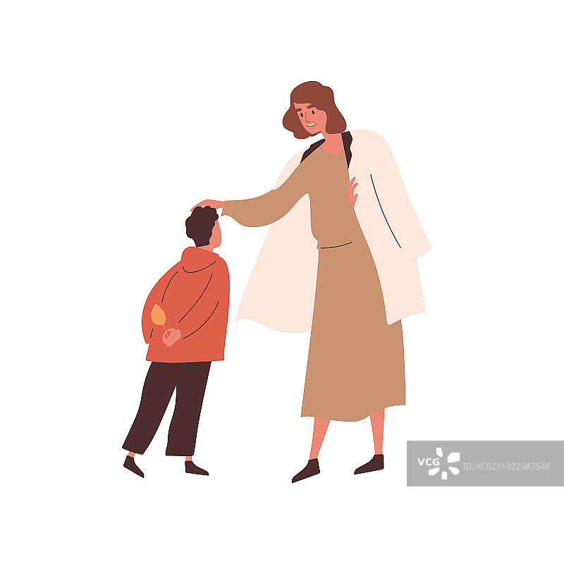 慈爱的母亲爱抚她的儿子，快乐的妈妈轻拍图片素材