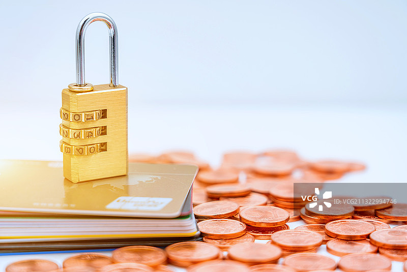 一把锁子放在一叠信用卡上——信用卡安全防盗刷概念图片素材