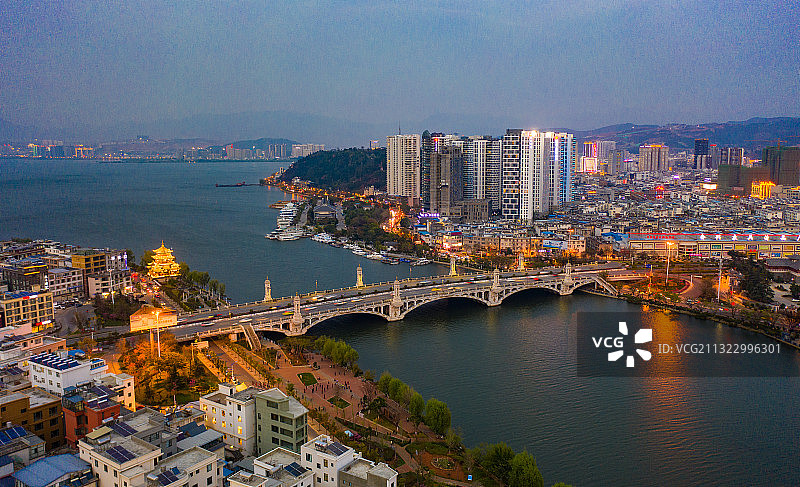 航拍云南大理市区夜景风光图片素材