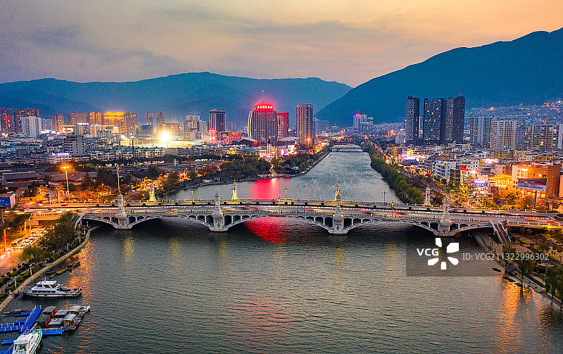 航拍云南大理市区夜景风光图片素材