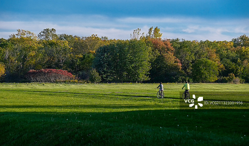 秋天骑行郊游图片素材