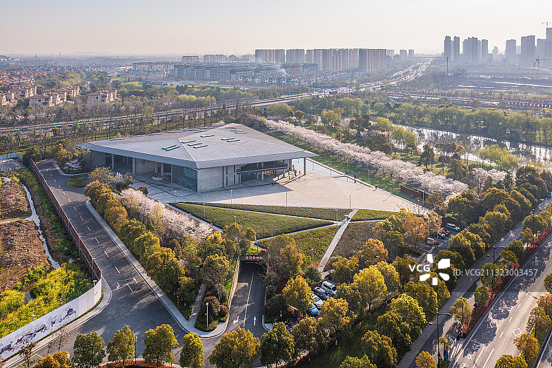 樱花季的杭州良渚文化艺术中心全景航拍图片素材