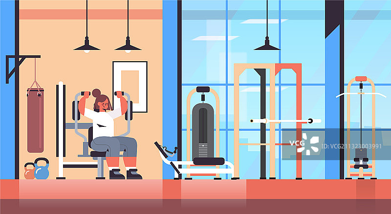 在训练器械上锻炼的运动女性图片素材