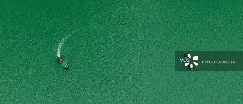 湛江徐闻县外罗港水道渔船掉头图片素材