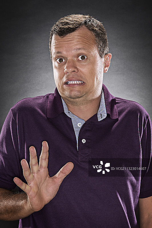 手朝向镜头的男人肖像图片素材