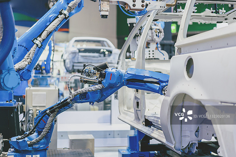 工厂流水线上的机器人图片素材