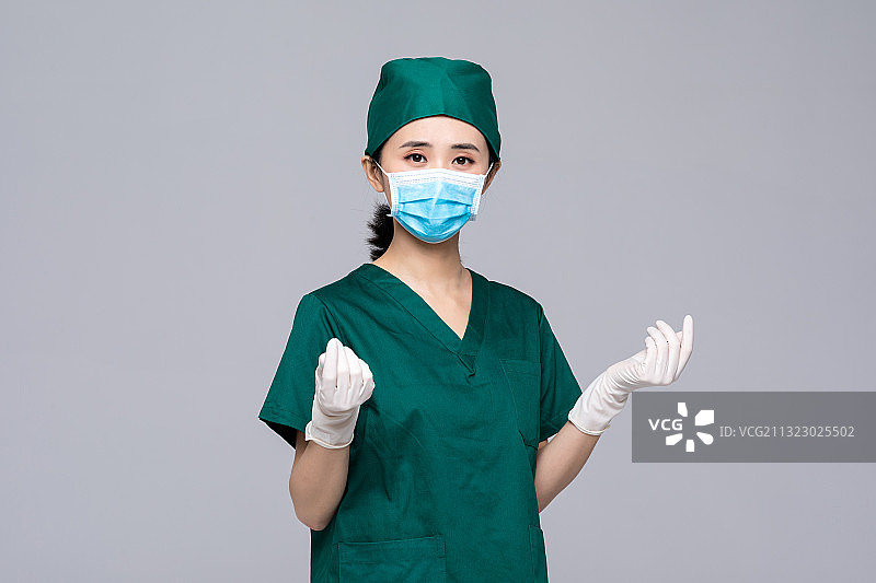做好防护的女外科医生图片素材