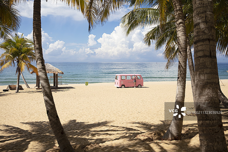 蓝天白云下的海滩风光图片素材