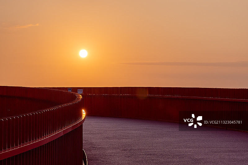 深圳光明大顶岭山林公园虹桥落日图片素材