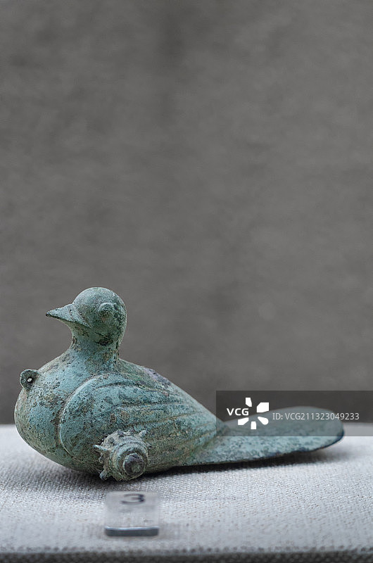 西汉铜鸠鸟摆件，安徽寿县博物馆藏图片素材