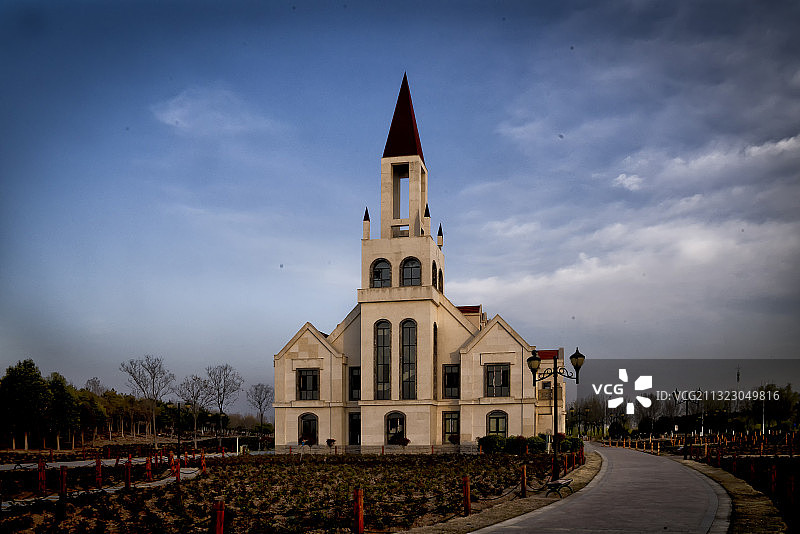 月季园里废弃的教堂图片素材