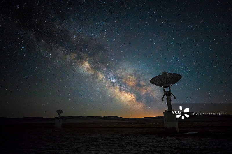 春分时节明安图天文台璀璨夏季银河银心图片素材