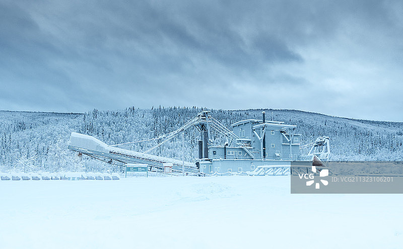 北极路上的采金船图片素材