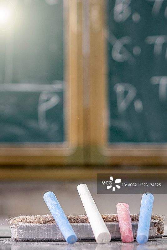 教室中讲台上摆放着粉笔和黑板擦图片素材