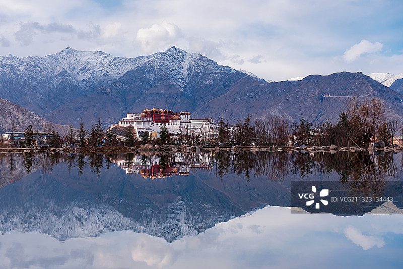 雪域高原圣殿布达拉宫全景图片素材