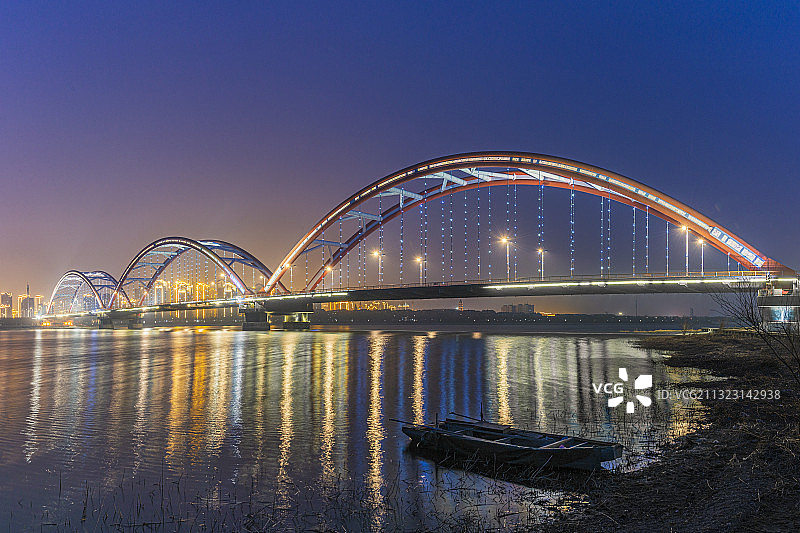 夜色彩虹。天津塘沽彩虹大桥夜景。图片素材