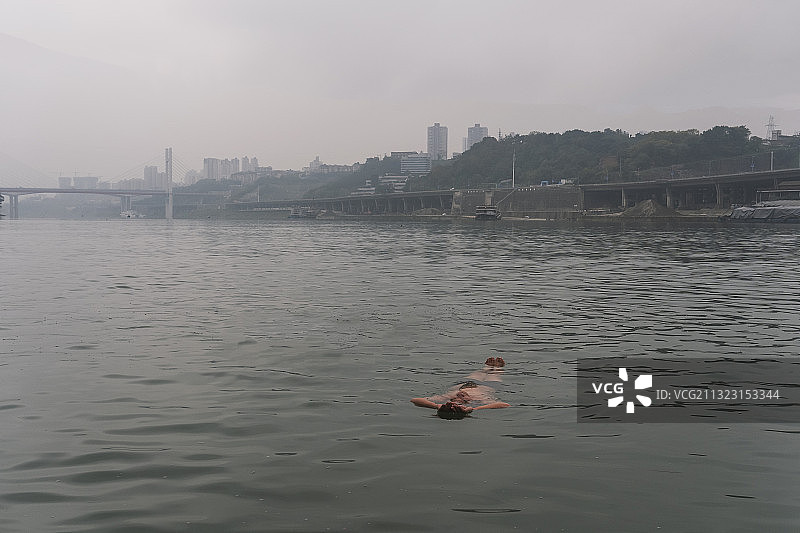 城市江边游泳图片素材