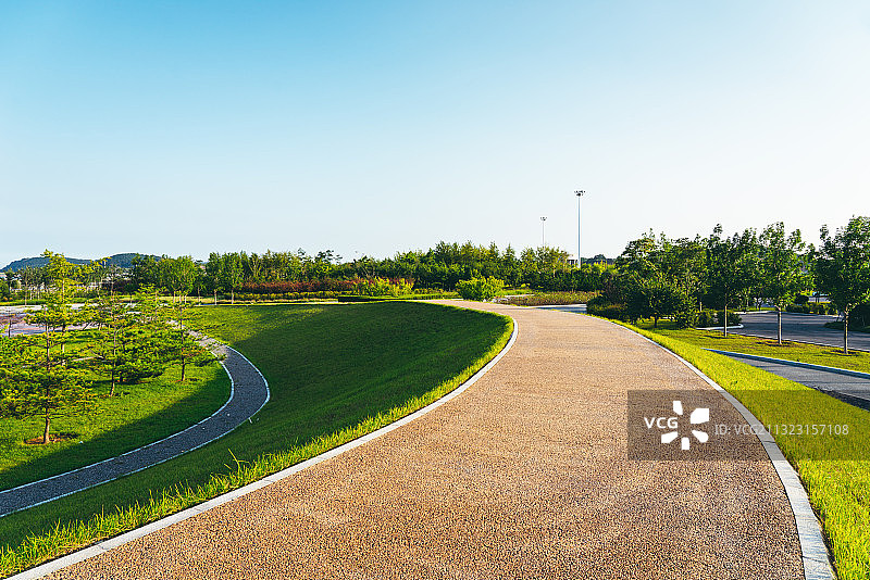 夏日公园里的人行路图片素材
