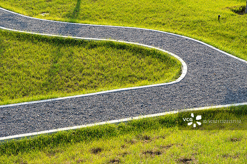 俯视公园里的人行路图片素材