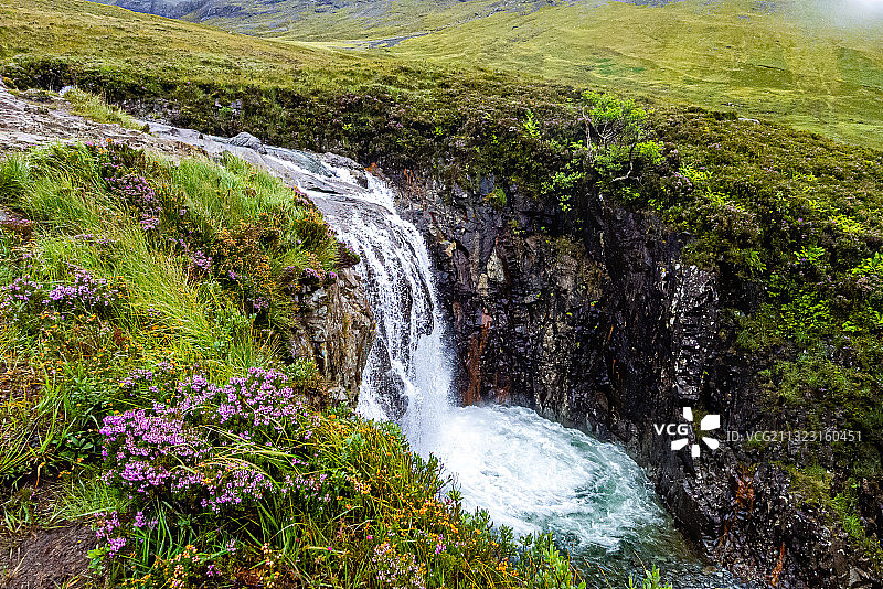 苏格兰高地风光小溪瀑布草地野花图片素材