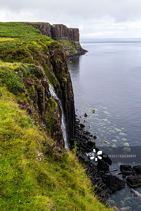 英国苏格兰海岸线悬崖上的入海瀑布和水中岩石Kilt Rock图片素材