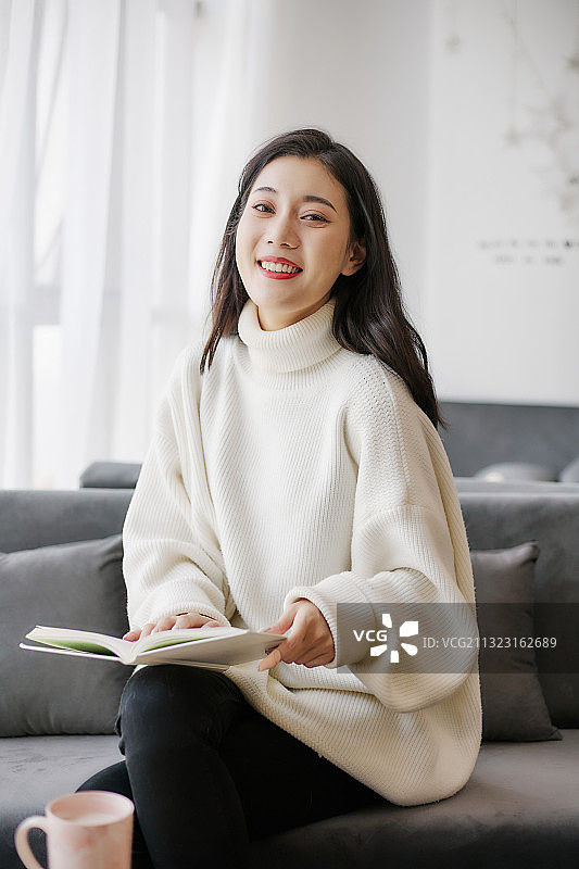 坐在咖啡厅的女孩在看书图片素材